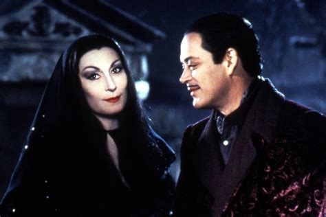When Morticia Addams’ beautiful apprentice is attacked for her associations with the strange family, the doctor recommends a few days of care and supervision. With the young woman recovering in their home, Morticia is unable to escape her attraction to her apprentice and Gomez is left wondering how he could have missed the signs of his wife …